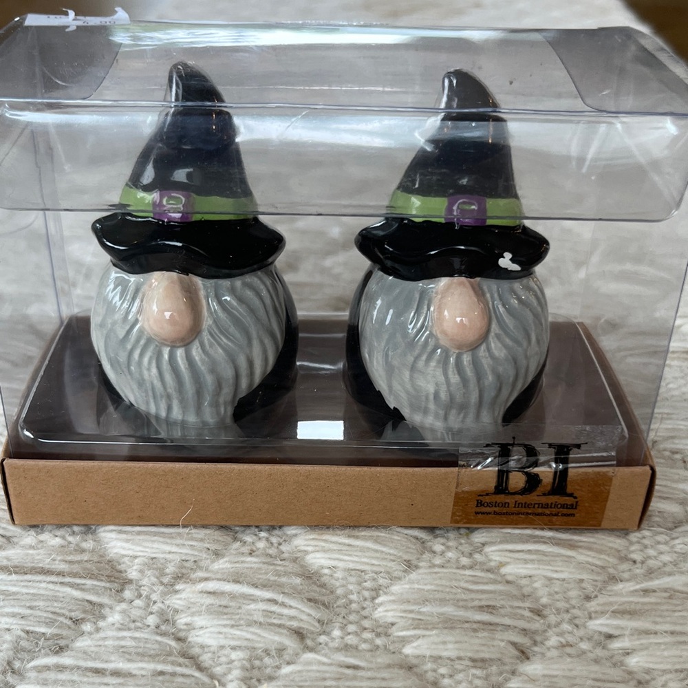 New NIB Wizard salt and pepper Shakers - Black and Gray